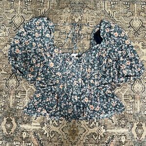 NWOT Astr Floral Puff Sleeve Top